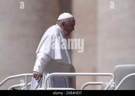 Vatikanstadt, Vatikan, 22. Mai 2024. Papst Franziskus während seiner wöchentlichen Generalaudienz auf dem Petersplatz im Vatikan Credit: Maria Grazia Picciarella/Alamy Live News Stockfoto