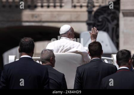 Vatikanstadt, Vatikan, 22. Mai 2024. Papst Franziskus während seiner wöchentlichen Generalaudienz auf dem Petersplatz im Vatikan Credit: Maria Grazia Picciarella/Alamy Live News Stockfoto