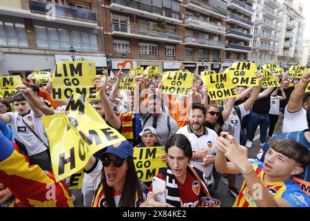 Demonstranten demonstrieren gegen den Besitzer des VCF Peter Lim vor dem Mestalla-Stadion Stockfoto