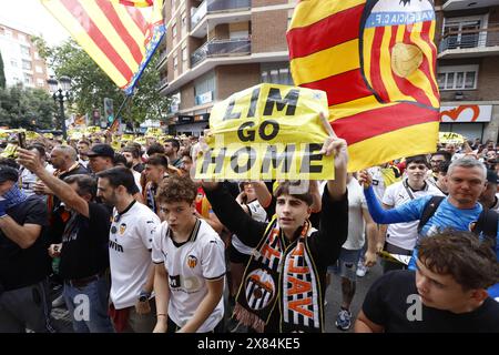 Demonstranten demonstrieren gegen den Besitzer des VCF Peter Lim vor dem Mestalla-Stadion Stockfoto