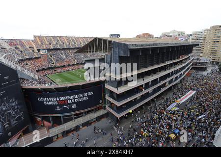 Demonstranten demonstrieren gegen den Besitzer des VCF Peter Lim vor dem Mestalla-Stadion Stockfoto