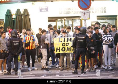 Demonstranten demonstrieren gegen den Besitzer des VCF Peter Lim vor dem Mestalla-Stadion Stockfoto