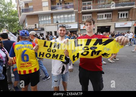 Demonstranten demonstrieren gegen den Besitzer des VCF Peter Lim vor dem Mestalla-Stadion Stockfoto