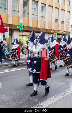 Basel, Schweiz - 28. Februar 2023: Karnevalsparade von Basel. Der Karneval von Basel ist der größte Karneval der Schweiz und ein UNESCO-Immaterielles Stockfoto
