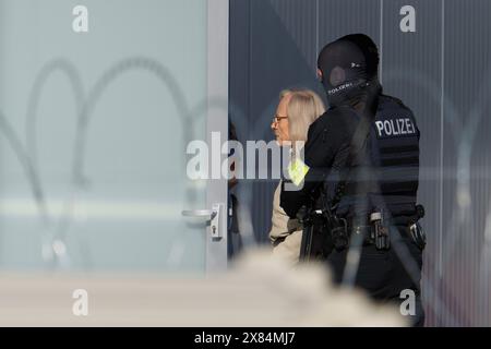 23. Mai 2024, Hessen, Frankfurt/Main: Der Beklagte Maximilian Eder wird von Sonderpolizisten in das Gerichtsgebäude der Niederlassung Sossenheim des Oberlandesgerichts Frankfurt zur Fortsetzung des Verfahrens gegen die vermeintliche Gruppe Reichsbürger um Fürst Reuß gebracht. Die Bundesanwaltschaft wirft den neun Angeklagten unter anderem die Mitgliedschaft in einer terroristischen Organisation vor. Foto: Andreas Arnold/dpa Stockfoto