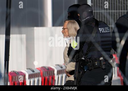 23. Mai 2024, Hessen, Frankfurt/Main: Maximilian Eder (l), Beklagter, wird von Sonderpolizisten zur Fortsetzung des Prozesses gegen die vermeintliche Gruppe Reichsbürger um Fürst Reuß in das Gerichtsgebäude der Niederlassung des Oberlandesgerichts Sossenheim gebracht. Die Bundesanwaltschaft wirft den neun Angeklagten unter anderem die Mitgliedschaft in einer terroristischen Organisation vor. Foto: Andreas Arnold/dpa Stockfoto