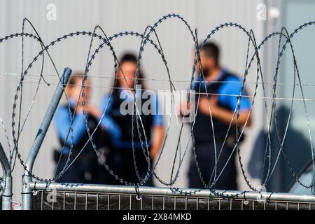 23. Mai 2024, Hessen, Frankfurt/Main: Polizeikräfte sichern das Gerichtsgebäude der Niederlassung Sossenheim des Oberlandesgerichts Frankfurt für die Fortsetzung des Verfahrens gegen die vermeintliche Gruppe Reichsbürger um Prinz Reuß ab. Die Bundesanwaltschaft wirft den neun Angeklagten unter anderem die Mitgliedschaft in einer terroristischen Organisation vor. Foto: Andreas Arnold/dpa Stockfoto