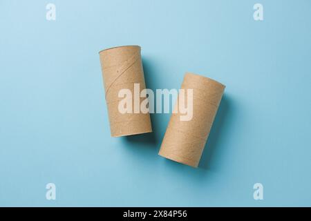 Draufsicht von zwei leeren Toilettenpapierrollen auf blauem Hintergrund Stockfoto