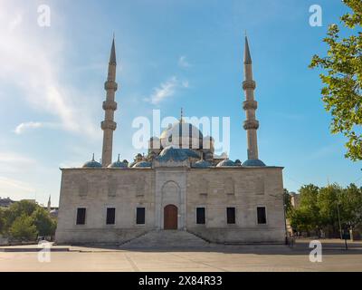 Yeni Cami (neue Moschee) in Eminönü, Istanbul an einem sonnigen Frühlingstag Stockfoto