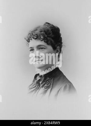 Elizabeth Bacon Custer trägt einen weißen Ruff in Bust View. Bei diesem Artikel handelt es sich um eine originale Albumenkarte (Foto auf Karte) von Elizabeth B. Custer in der Brustansicht. Das Foto wurde um 1900 von James G. Hill aus Monroe, Michigan, produziert. Die Briefmarken des Fotografen sind sowohl auf der Vorderseite als auch auf der Rückseite gedruckt. Stockfoto