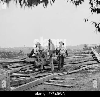 Drei Gefangene der Konföderierten am 1863. Juli auf dem Seminary Ridge in der Nähe von Gettysburg, Pennsylvania. Von Mathew Bradys Team von Fotografen. Ausgezeichneter artikel mit zusätzlichen Informationen hier: https://www.militaryimagesmagazine-digital.com/2023/06/03/three-confederate-prisoners-at-gettysburg-exploring-the-vast-void-of-an-iconic-photograph/ Stockfoto