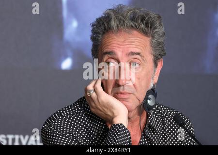 Cannes, Frankreich. Mai 2024. Paolo Sorrentino, Pressekonferenz "Parthenope" während des 77. Internationalen Filmfestivals von Cannes, am 22. Mai 2024 im Palais des Festivals in Cannes, Frankreich. Foto: Syspeo/Pool/ABACAPRESS. COM Credit: Abaca Press/Alamy Live News Stockfoto