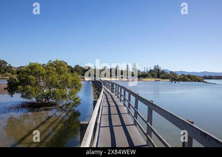 Urunga ist eine kleine Küstenstadt an der Ostküste Australiens, in der Nähe von Coffs Harbour, mit atemberaubenden Stränden und kilometerlanger Promenade über der Lagune Stockfoto