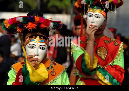 Jakarta, Indonesien - 08. Juli 2018 : Betawi Maskentänzer bereiten sich auf ein Kulturfestival in Jakarta, Indonesien, vor Stockfoto