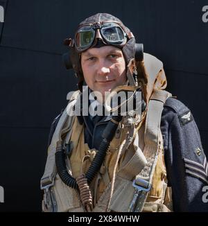 2 Luftstreitkräfte aus dem Weltkrieg vor einem britischen viermotorigen Halifax-Bomber im Luftmuseum Elvington. Yorkshire. UK. Stockfoto