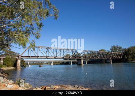 Urunga River Eisenbahnbrücke über den Kalang River in der Coffs Harbour Stadt Urunga, blauer Himmel Herbsttag, regionale NSW, Australien Stockfoto