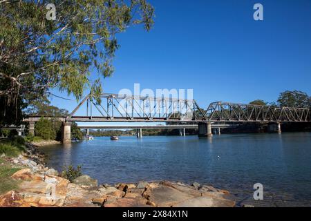 Urunga River Eisenbahnbrücke über den Kalang River in der Coffs Harbour Stadt Urunga, blauer Himmel Herbsttag, regionale NSW, Australien Stockfoto