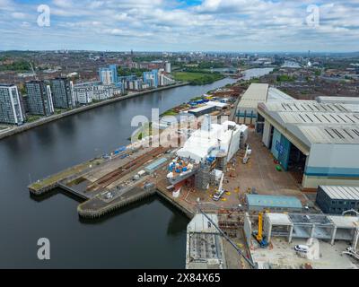 Luftaufnahme von der Drohne der HMS Cardiff Type 26 Frigate im Bau auf der BAE Systems Werft am Fluss Clyde, Govan, Glasgow, Schottland, Großbritannien Stockfoto