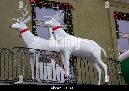 Großer künstlicher Hirsch auf dem Balkon eines Hauses in der Stadt Stockfoto