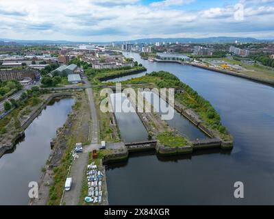 Aus der Vogelperspektive von der Drohne auf die historischen ehemaligen Grabdocks am Fluss Clyde in Govan, Glasgow, Schottland, Großbritannien Stockfoto