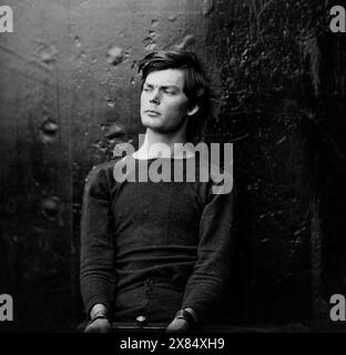 Lewis Powell (auch bekannt als Lewis Payne), in Pullover, sitzend und mit Manakeln, einer der Verschwörer beim Attentat auf Abraham Lincoln. Dieses Foto hat einen Hintergrund aus dunklem Metall und wurde vermutlich auf U.S.S. Saugus aufgenommen, wo er eine Zeitlang eingesperrt war. Washington Navy Yard, District of Columbia. 27. April 1865. Von Alexander Gardner. Stockfoto