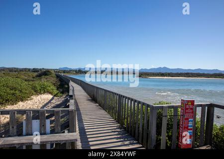 Urunga ist eine kleine Küstenstadt an der Ostküste Australiens, in der Nähe von Coffs Harbour, mit atemberaubenden Stränden und kilometerlanger Promenade über der Lagune Stockfoto