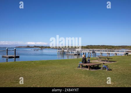 Urunga ist eine kleine Küstenstadt an der Ostküste Australiens, in der Nähe von Coffs Harbour, mit atemberaubenden Stränden und kilometerlanger Promenade über der Lagune Stockfoto