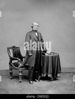Andrew Johnson, Porträt in voller Länge, stehend, nach rechts gerichtet, mit Tisch und Stuhl. Zwischen 1865 und 1880. Von Mathew Brady. Stockfoto
