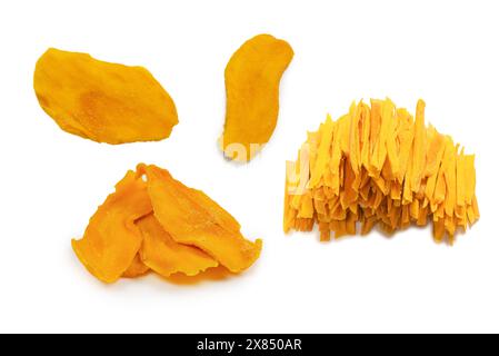 Trockene, leckere Mangoscheiben isoliert auf weißem Hintergrund. Draufsicht. Stockfoto