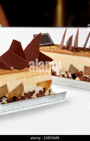 Mousse-Dessert mit Schokoladenstreusel, würziger Birne und Karamell Stockfoto