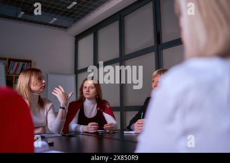 Frauenteam bei einer Besprechung im Büro, Ansicht von unten Stockfoto