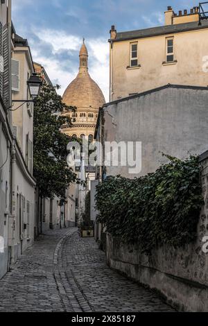 Sacre Coeur, Basilika, von einer Gasse in Montmartre, Paris, aus gesehen Stockfoto