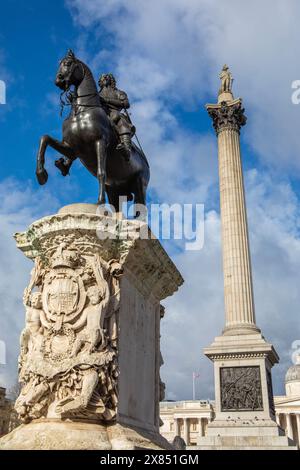 London, Großbritannien - 19. Februar 2024: Statue von König Karl I. mit Nelsons-Säule dahinter am Trafalgar Square in London, Großbritannien. Stockfoto