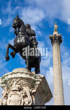 London, Großbritannien - 19. Februar 2024: Statue von König Karl I. mit Nelsons-Säule dahinter am Trafalgar Square in London, Großbritannien. Stockfoto