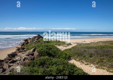 Urunga Beach Coffs Harbour, Surfstrand an der mittleren Nordküste von New South Wales am sonnigen Herbsttag mit blauem Himmel, Ostküste Australiens Stockfoto