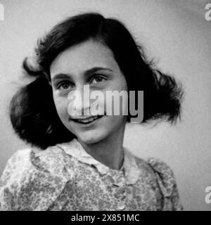 Passfoto von Anne Frank aus einem Fotoalbum, aufgenommen bei Polyfoto in Amsterdam im Mai 1942. Dieses Foto wurde zwei Monate gemacht, bevor sie und ihre Familie sich versteckten. Material: Fotopapier. Stockfoto