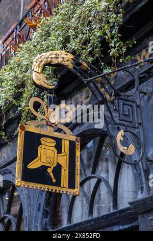 London, UK - 19. Januar 2024: Das Vintage-Schild hängt über dem Eingang zu den historischen Weinhändlern Berry Bros und Rudd in der Pall Mall in London. Stockfoto