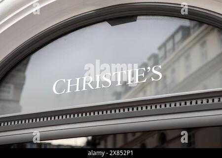 London, Großbritannien - 19. Februar 2024: Das Christies-Logo auf der Außenseite des Gebäudes im Zentrum von London, Großbritannien. Stockfoto