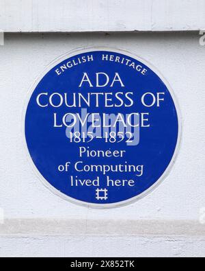 London, UK - 19. Februar 2024: Eine blaue Tafel auf dem St. James's Square in London, Großbritannien, markiert den Ort, an dem Pioneer of Computing, Ada Countess of L Stockfoto