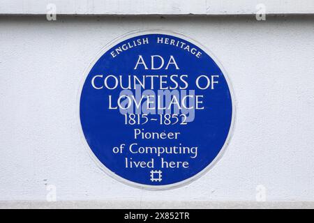 London, UK - 19. Februar 2024: Eine blaue Tafel auf dem St. James's Square in London, Großbritannien, markiert den Ort, an dem Pioneer of Computing, Ada Countess of L Stockfoto