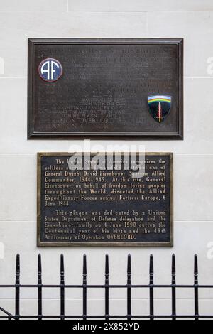 London, UK - 19. Februar 2024: Zwei Gedenktafeln an einem Gebäude am St. James's Square in London, Großbritannien, die an die Verbindung des Gebäudes mit D-Day und O erinnern Stockfoto