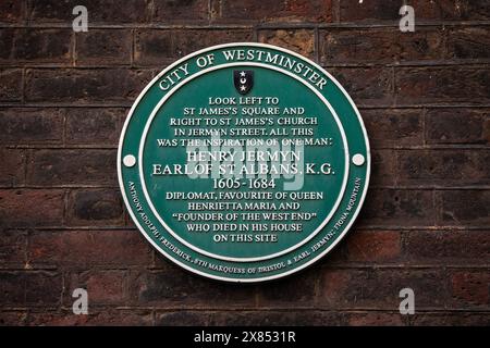 London, Großbritannien - 19. Februar 2024: Eine Gedenktafel an der Außenseite eines Gebäudes am St. James's Square in London, die den Ort markiert, an dem Henry Jermyn einst war Stockfoto