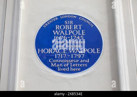 London, UK - 19. Februar 2024: Eine blaue Tafel an der Arlington Street in London, die den Ort markiert, an dem der ehemalige Premierminister Sir Robert Walpole und der ehemalige Premierminister Sir Robert Walpole und der ehemalige Premierminister Sir Robert Walpole Stockfoto