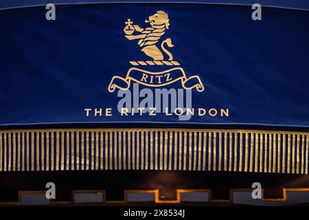 London, Großbritannien - 19. Februar 2024: Schild auf einem der Baldachin an der Außenseite des weltberühmten The Ritz Hotel, das sich am Piccadilly in London befindet Stockfoto