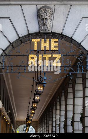 London, Großbritannien - 19. Februar 2024: Das Äußere des weltberühmten The Ritz Hotel, das sich am Piccadilly in London befindet. Stockfoto