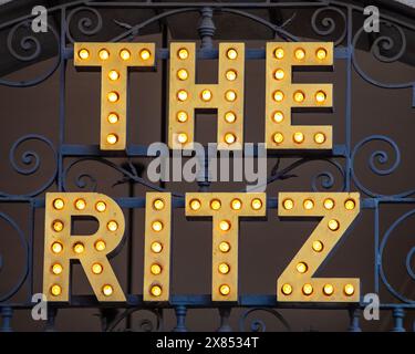 London, Großbritannien - 19. Februar 2024: Das Schild an der Außenseite des weltberühmten The Ritz Hotel, das sich am Piccadilly in London befindet. Stockfoto