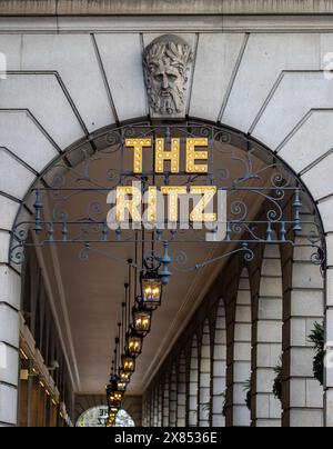 London, Großbritannien - 19. Februar 2024: Das Äußere des weltberühmten The Ritz Hotel, das sich am Piccadilly in London befindet. Stockfoto