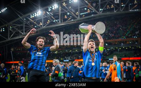 Dublin, Irland. Mai 2024. Berat Djimsiti (Bergamo) mit Trophy und Hans Hateboer (Bergamo) Atalanta Bergamo - Bayer 04 Leverkusen 22.05.2024 Stockfoto