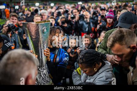 Dublin, Irland. Mai 2024. Abschlussjubel: Ademola Lookman (Bergamo) mit Trophäe und Eltern Atalanta Bergamo - Bayer 04 Leverkusen 22.05.202 Stockfoto