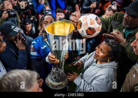 Dublin, Irland. Mai 2024. Abschlussjubel: Ademola Lookman (Bergamo) mit Trophäe und Eltern Atalanta Bergamo - Bayer 04 Leverkusen 22.05.202 Stockfoto